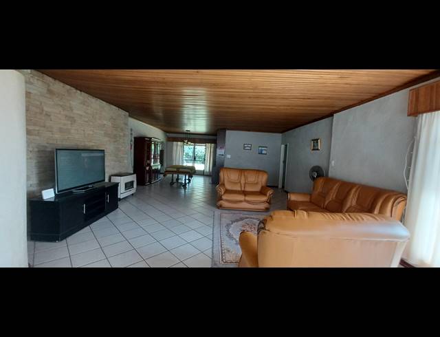 5 BEDROOM FREEHOLD FOR SALE IN DAL FOUCHE